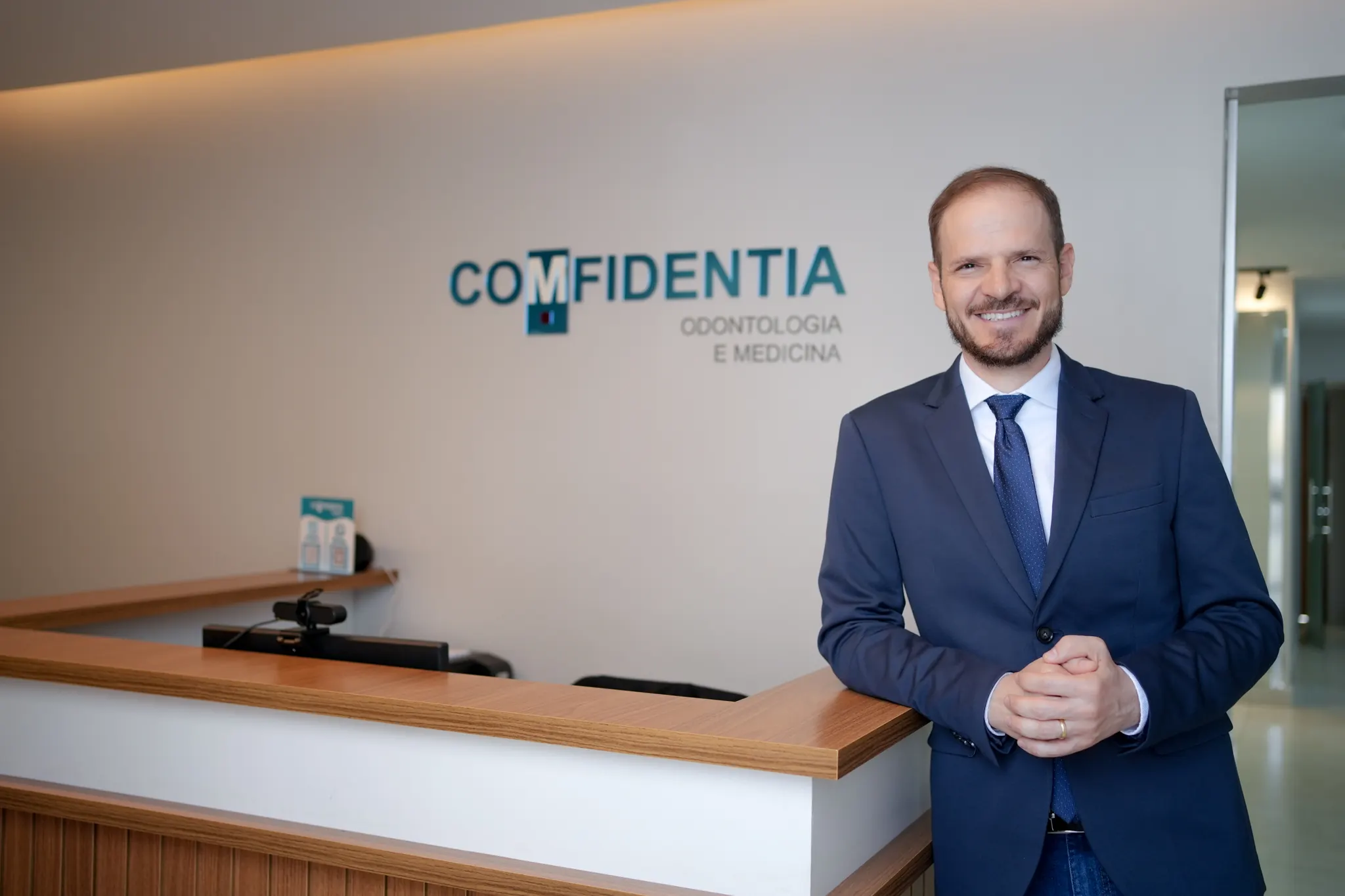 Dr. Murilo sorrindo na recepção